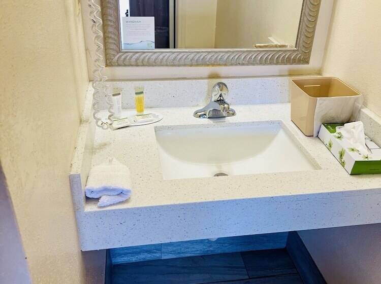 فندق Days Inn By Wyndham Fort Wayne