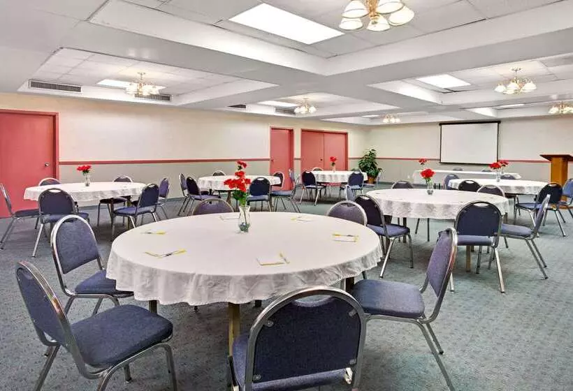 호텔 Days Inn By Wyndham Livonia Canton Detroit