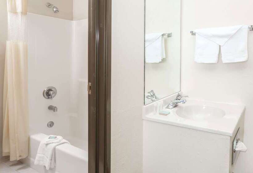 Отель Travelodge By Wyndham Longmont