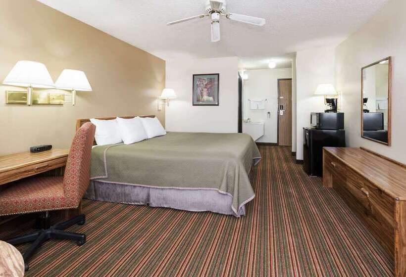 Отель Travelodge By Wyndham Longmont