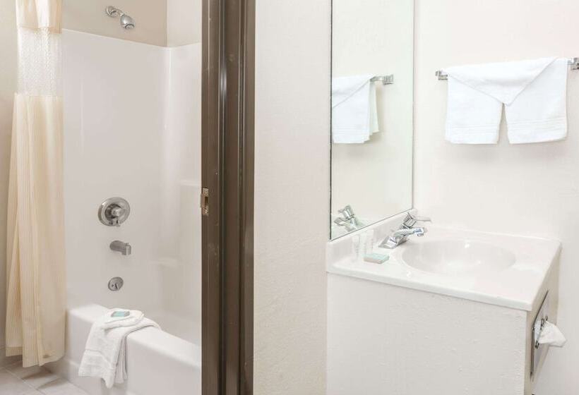 Отель Travelodge By Wyndham Longmont