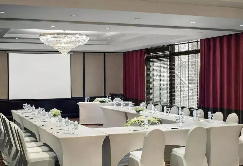 هتل Mövenpick Grand Al Bustan