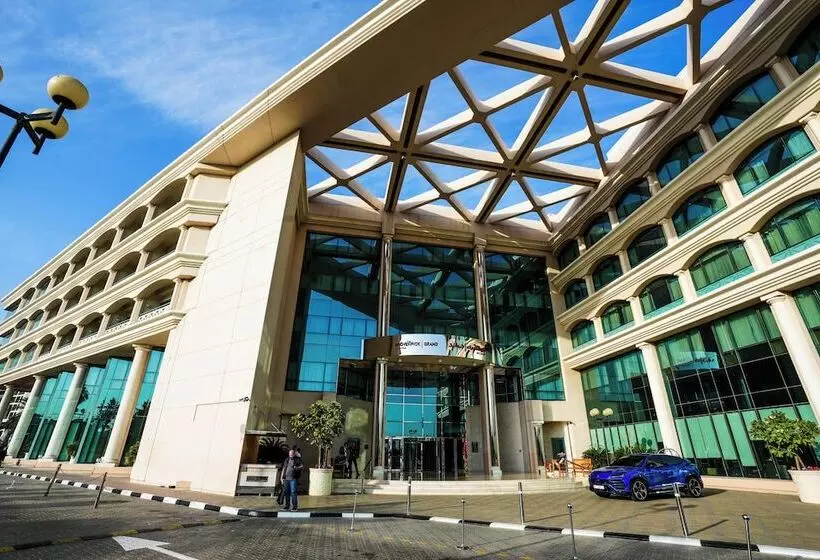 هتل Mövenpick Grand Al Bustan