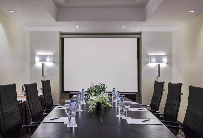 هتل Mövenpick Grand Al Bustan