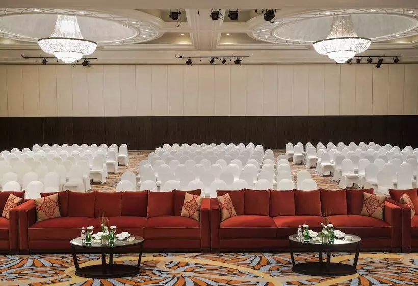هتل Mövenpick Grand Al Bustan