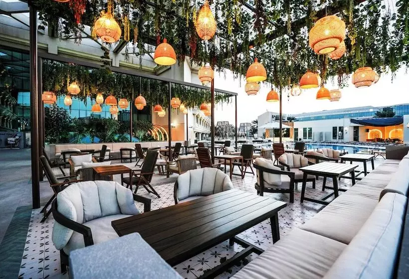 هتل Mövenpick Grand Al Bustan
