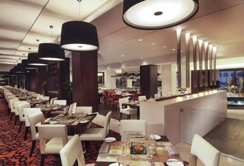 هتل Mövenpick Grand Al Bustan