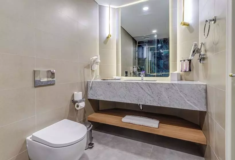 هتل Mövenpick Grand Al Bustan