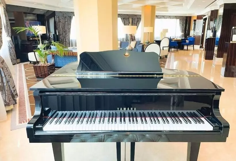 هتل Mövenpick Grand Al Bustan