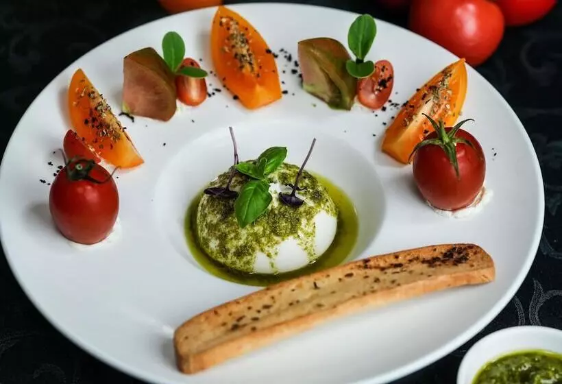 هتل Mövenpick Grand Al Bustan