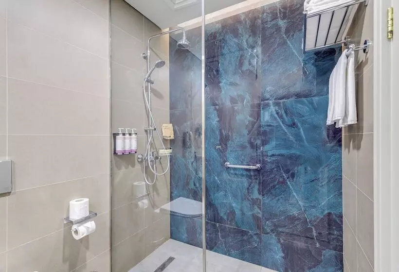هتل Mövenpick Grand Al Bustan