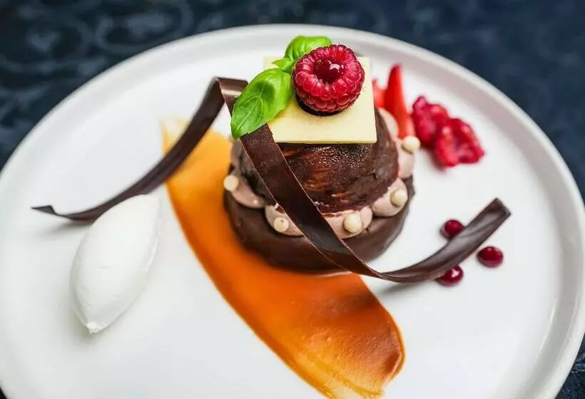 هتل Mövenpick Grand Al Bustan