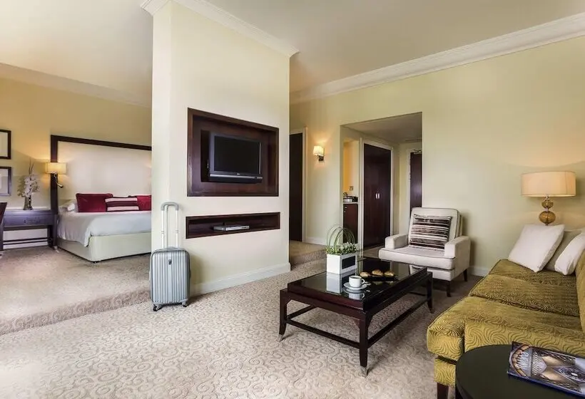 Hotelli Mövenpick Grand Al Bustan