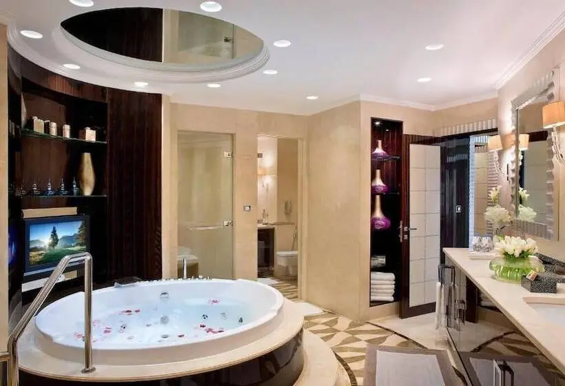 Hotelli Mövenpick Grand Al Bustan