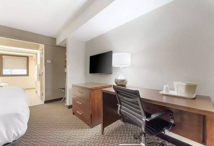 هتل Comfort Inn & Suites