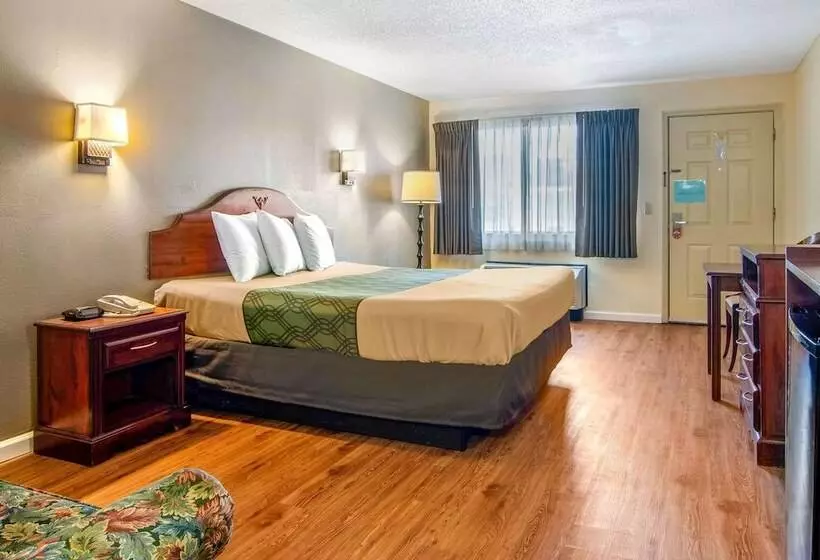 Отель Econo Lodge Inn & Suites