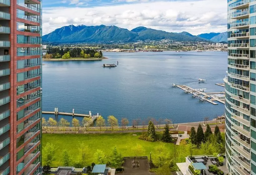 Pinnacle Hotel Harbourfront