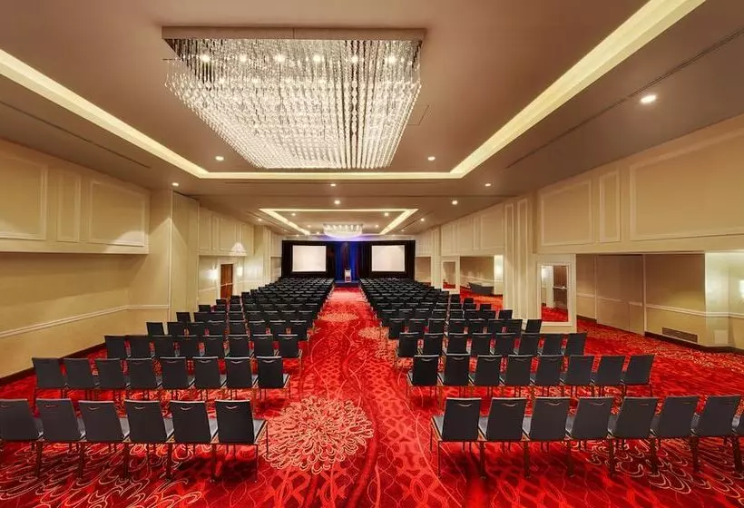 Pinnacle Hotel Harbourfront