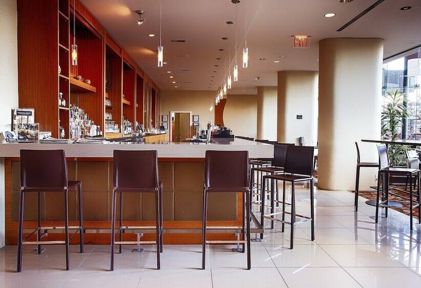 Pinnacle Hotel Harbourfront