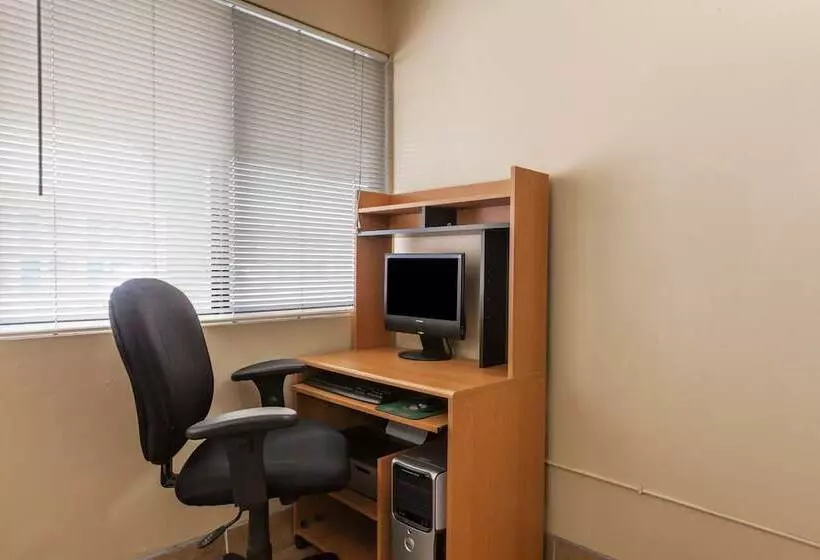 هتل Red Carpet Inn Elkton