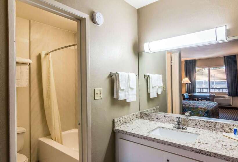 בית מלון כפרי Rodeway Inn Regalodge