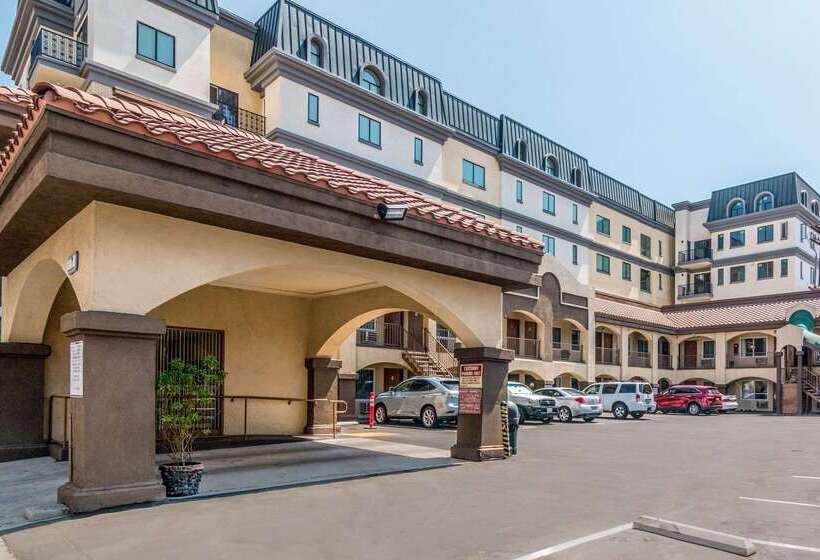 בית מלון כפרי Rodeway Inn Regalodge