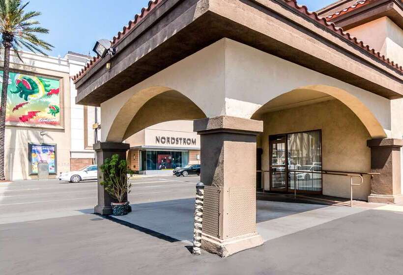 בית מלון כפרי Rodeway Inn Regalodge