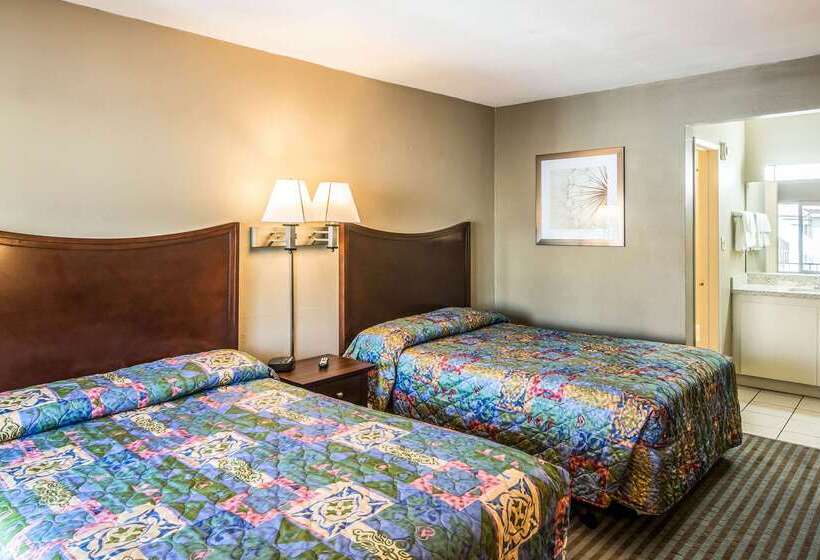 בית מלון כפרי Rodeway Inn Regalodge