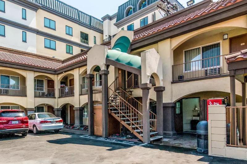 בית מלון כפרי Rodeway Inn Regalodge