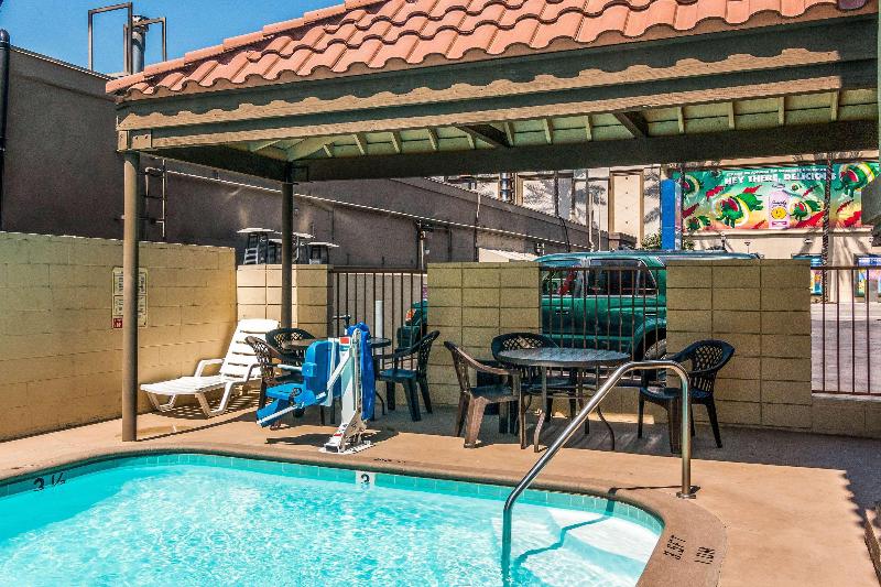 בית מלון כפרי Rodeway Inn Regalodge