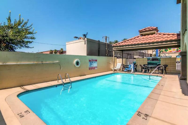 בית מלון כפרי Rodeway Inn Regalodge