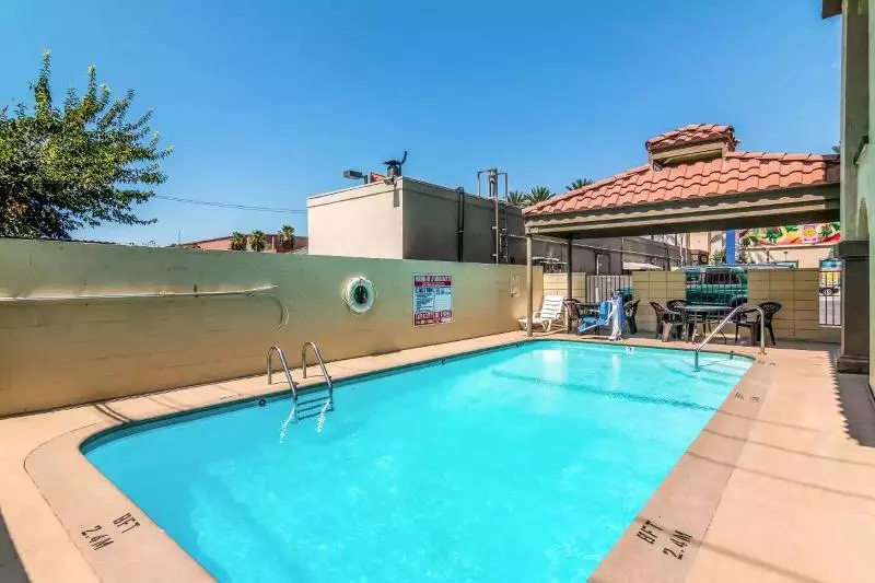 هتل Rodeway Inn Regalodge