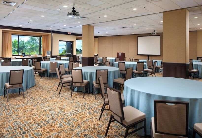 בית מלון כפרי Sheraton Waikiki Beach Resort