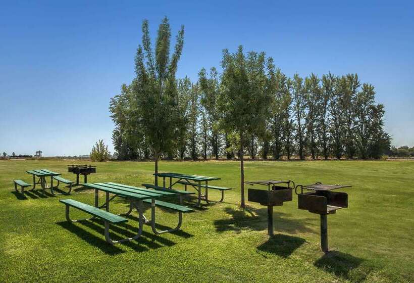 ホテル Travelodge By Wyndham Lemoore Near Naval Air Station