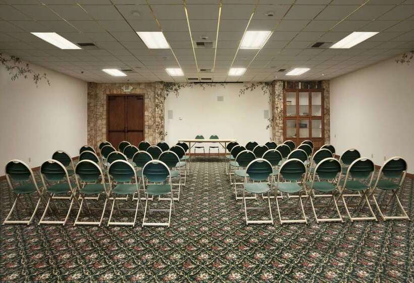 ホテル Travelodge By Wyndham Lemoore Near Naval Air Station