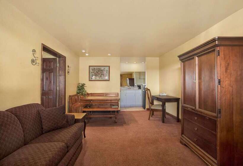 ホテル Travelodge By Wyndham Lemoore Near Naval Air Station