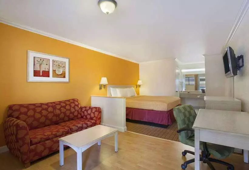 酒店 Travelodge By Wyndham Lemoore Near Naval Air Station