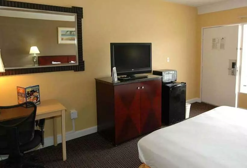 Отель Ambassadors Inn & Suites