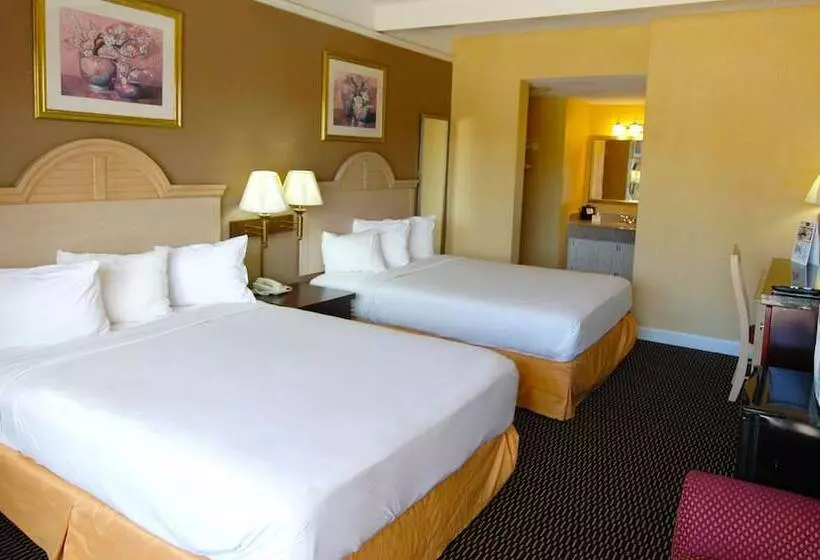 Отель Ambassadors Inn & Suites