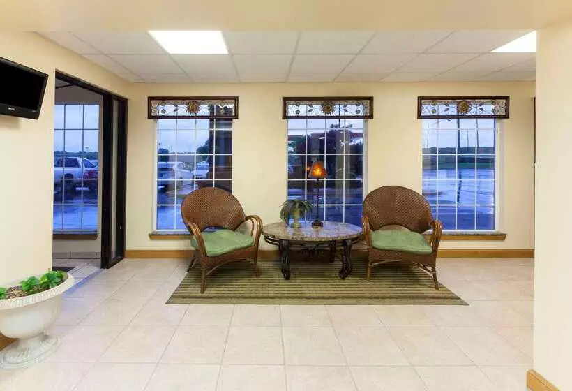 호텔 Days Inn By Wyndham Shawnee