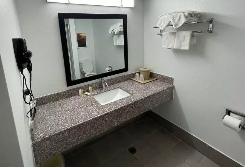 호텔 Days Inn By Wyndham Shawnee