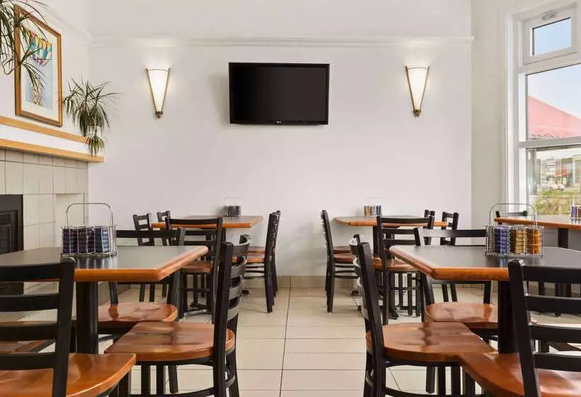 فندق Days Inn By Wyndham Troisrivieres