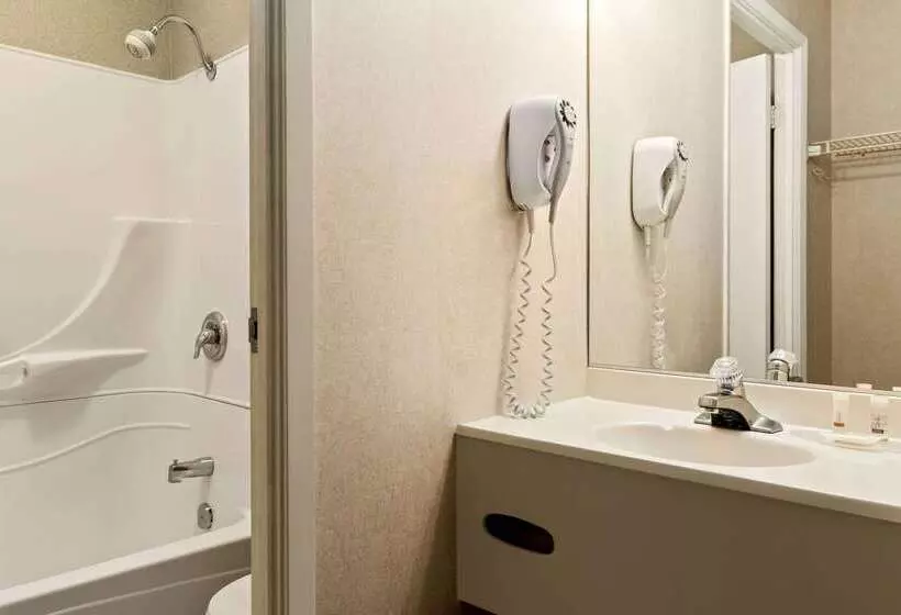 فندق Days Inn By Wyndham Troisrivieres