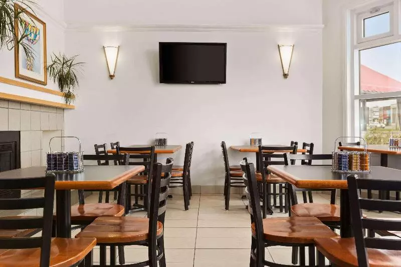 فندق Days Inn By Wyndham Troisrivieres