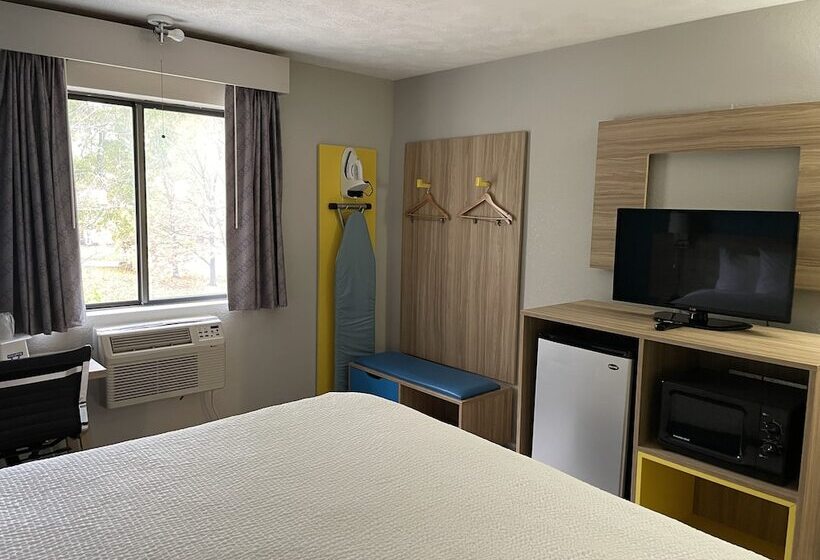 בית מלון כפרי Days Inn By Wyndham Warrensburg