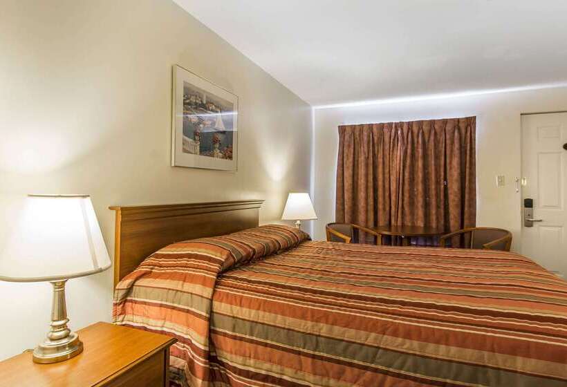 فندق Econo Lodge Inn & Suites