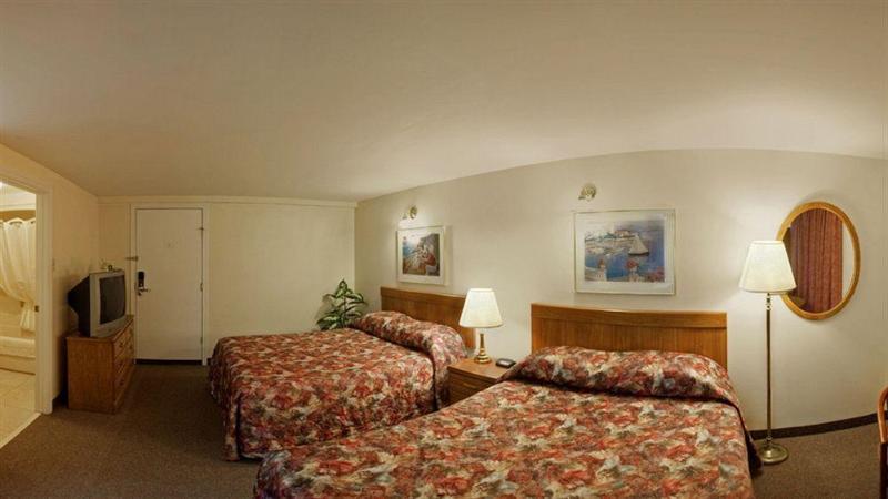 فندق Econo Lodge Inn & Suites