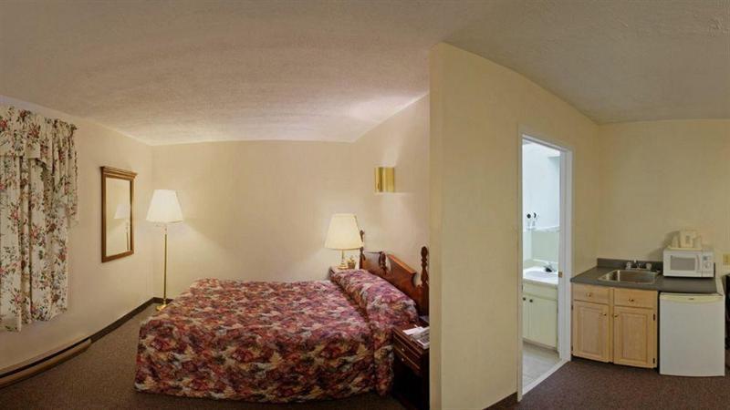 فندق Econo Lodge Inn & Suites