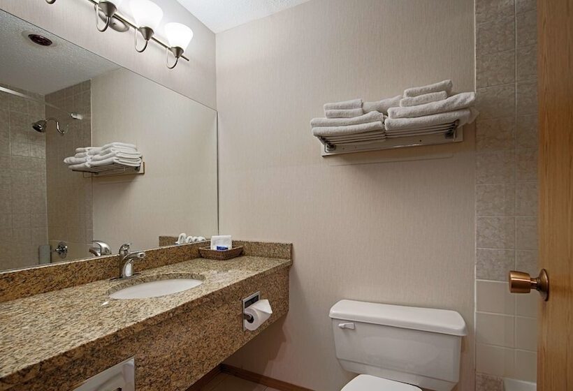 هتل Invermere Inn & Suites