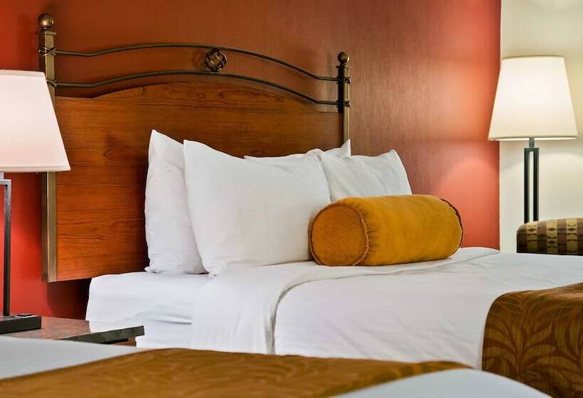 هتل Invermere Inn & Suites